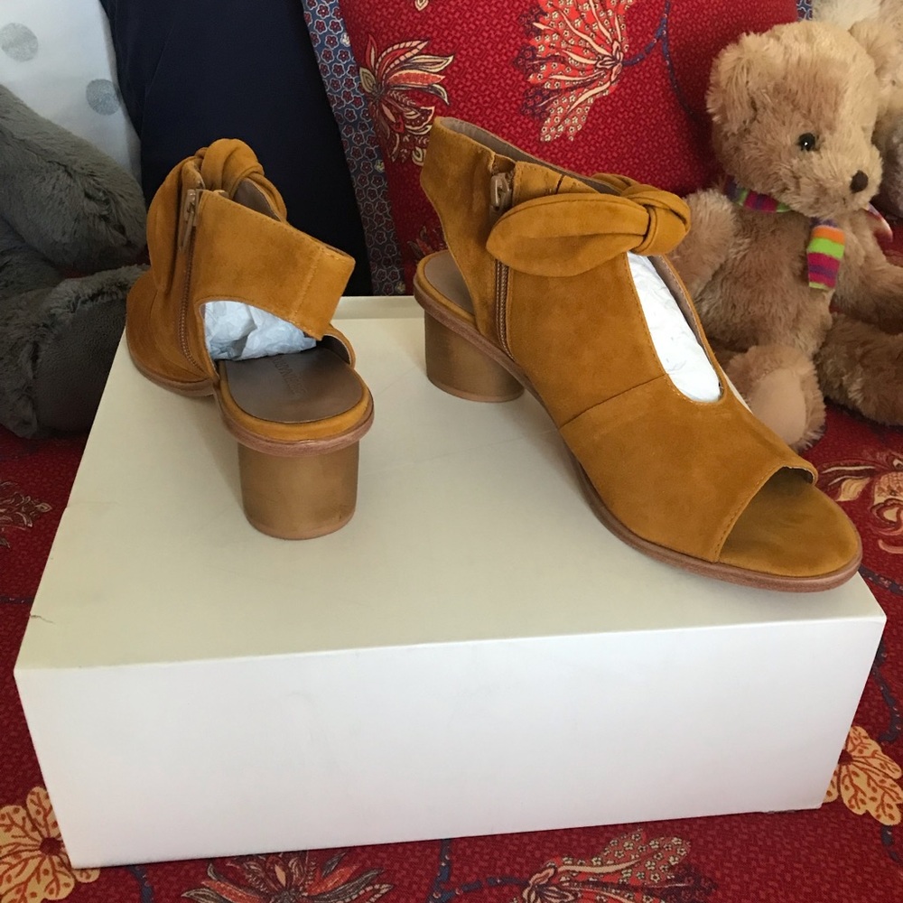 Bernardo Luna Bow Shooties like new condition